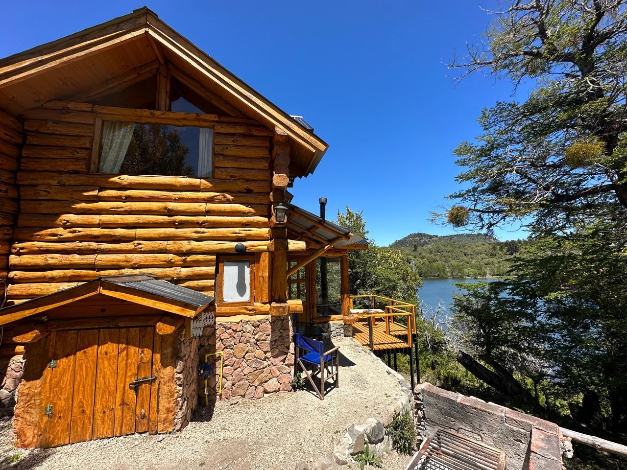 Deck de una cabaña de Costa Bonita El Bosque con vista a la laguna y la montaña